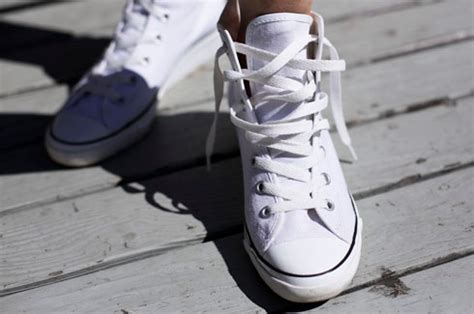 how to wear sneakers untied.